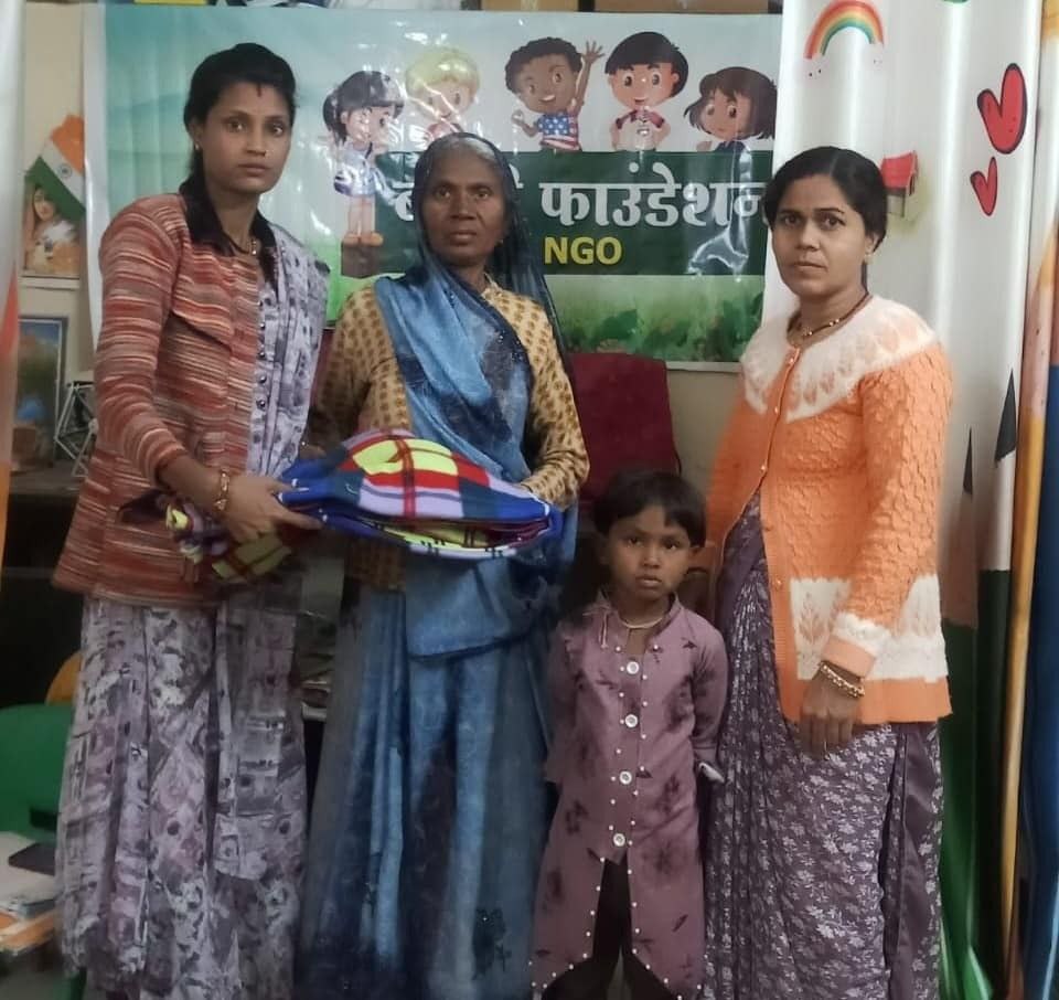 बेसहारा बुजुर्गों और बच्चों को कंबल दें