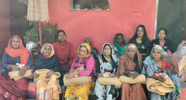 बेसहारा बुजुर्गों और बच्चों को कंबल दें
