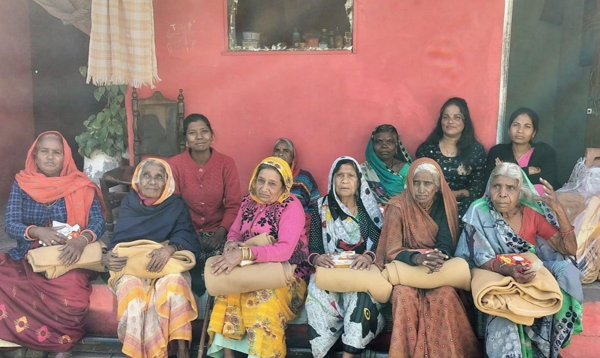 बेसहारा बुजुर्गों और बच्चों को कंबल दें