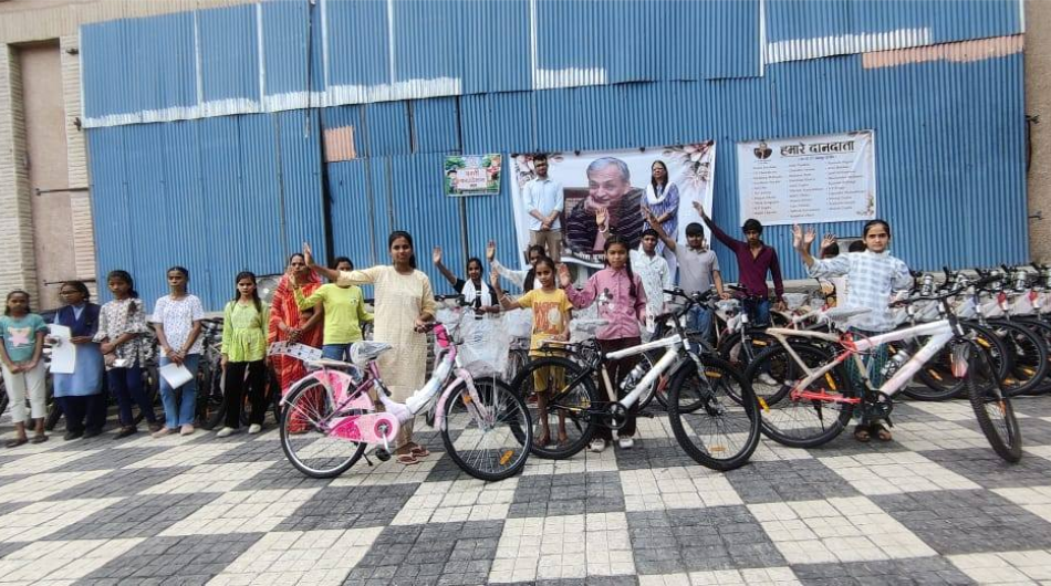 Basti Foundation, orphan children help, cycle distribution, computer donation, Yateesh Kumar Mathur, social service India, NGO work, education support, charity event, community development Hindi Keywords: