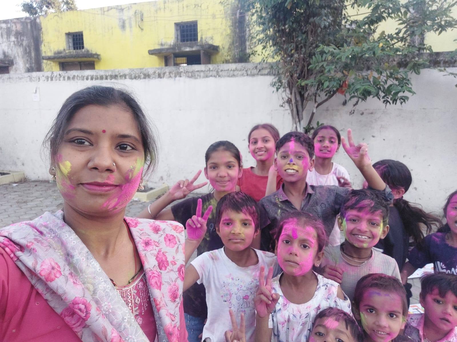 Niranjanpur Shiksha Kendra, Holi Celebration, Basti Foundation, Gift Distribution to Children, Festival of Colors Celebration, निरंजनपुर शिक्षा केंद्र, होली सेलिब्रेशन, बस्ती फाउंडेशन, बच्चों को गिफ्ट वितरण, रंगों का त्योहार